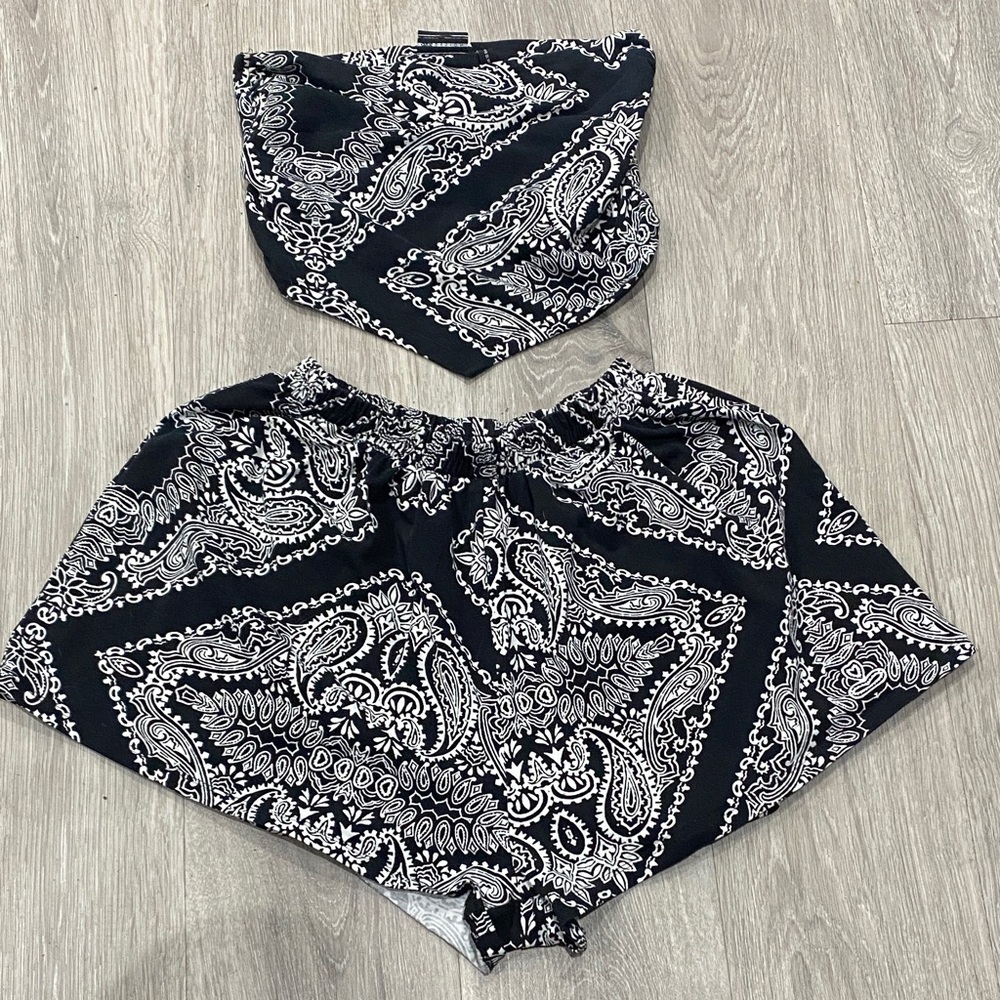 ASOS Woman’s Black & White Paisley Bandanna Top Two-Piece Romper Set Sz Medium